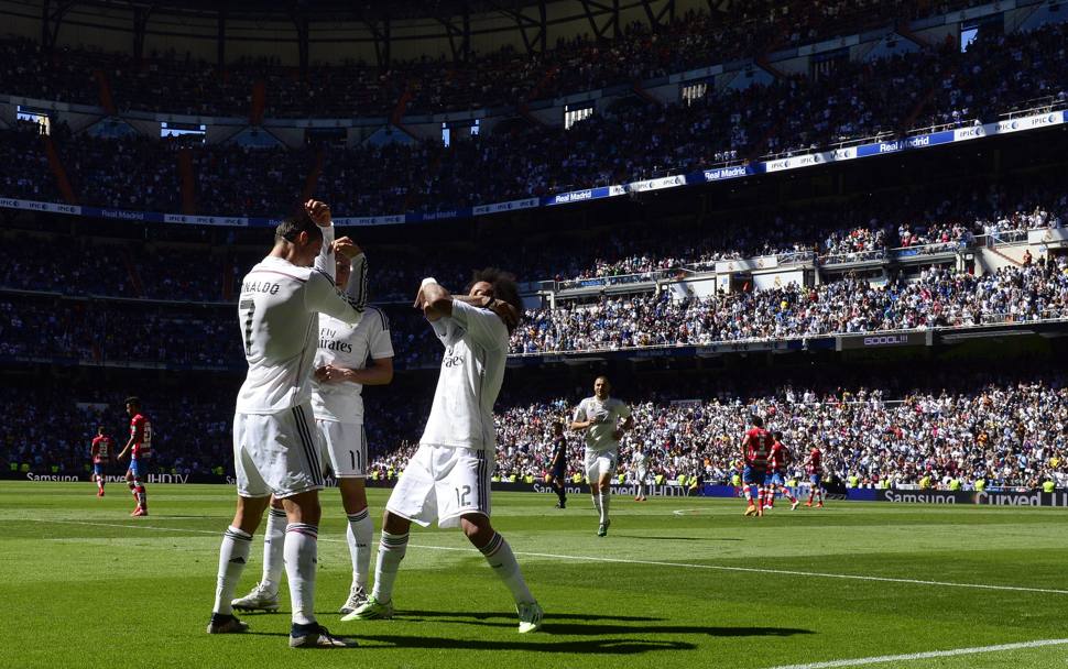 Ronaldo festeggia con un balletto insieme a Marcelo sotto il sole di Madrid. Afp